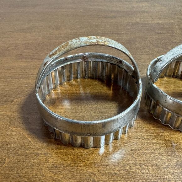 Vintage Set of 3 Metal Scalloped Edge Biscuit Cookie Cutters With Handles - Picture 4 of 8